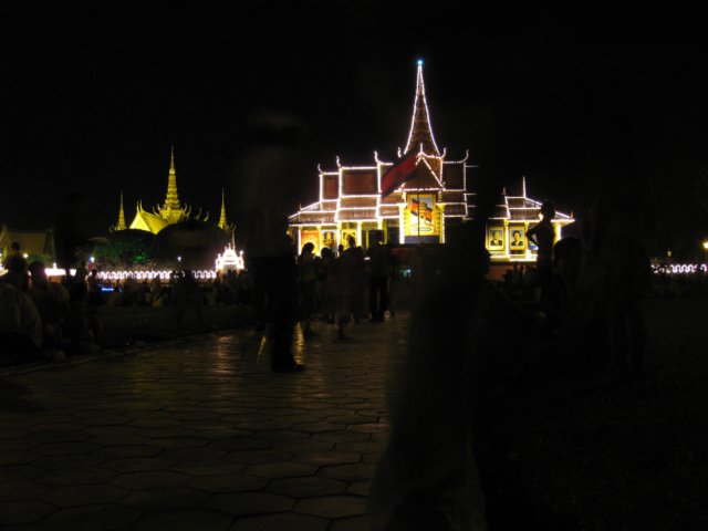 royalpalaceatnight.jpg