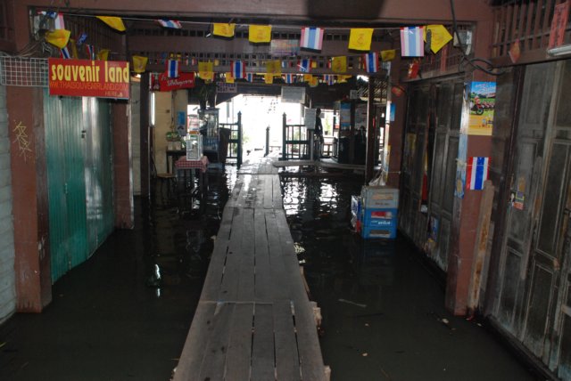 floodingatthewatertaxistop.jpg