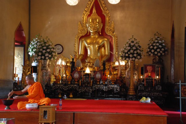 solidgoldbuddha.jpg