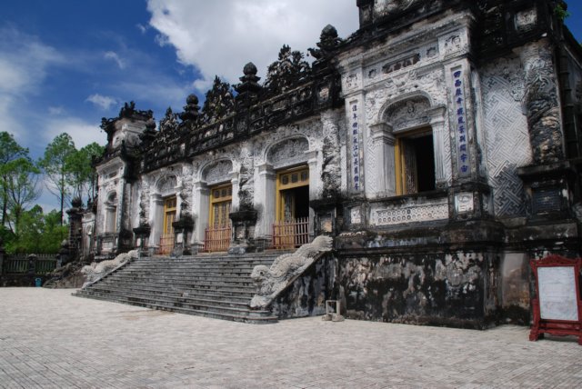 maintomb.jpg